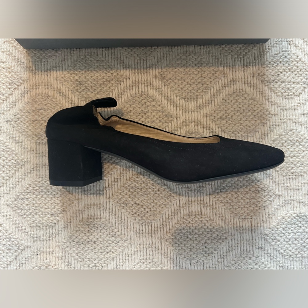BRAND NEW IN BOX EVERLANE Day Pump in Black Suede, Size 6.5 - Picture 3 of 4